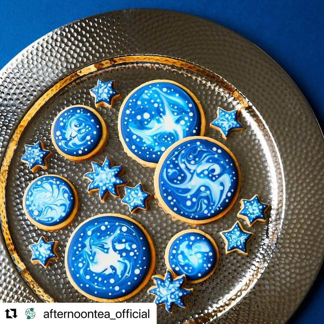 KUNIKAのインスタグラム：「@afternoontea_official さんのアカウントで、【クリスマスのおうち時間を楽しむスイーツレシピ】 が公開されています🎄 宇宙を感じるようなデザインのスイーツを作らせていただきました。 こちらは意外と簡単にできる銀河のアイシングクッキー、です🌌 ぜひ画像をスワイプしながらチェックしてみてくださいね☟  #Repost @afternoontea_official ・・・ ・ 【クリスマスのおうち時間を楽しむスイーツレシピ vol.2】 #Christmaswonderland ・ 今年は華やかな手作りスイーツでおうちクリスマスを盛り上げてみませんか？人気のスイーツアーティスト「KUNIKA @_kunika_ 」さんが考案してくれた特別レシピをご紹介します。 ・ Recipe《銀河のアイシングクッキー》 ・ ■材料（クッキー10枚分） 卵白　30g(Mサイズの卵1個分) 粉糖　250g 製菓用の着色料　青、紫 ＊クッキーは市販のものを使います。 ・ ■作り方 ＜２枚目＞ ボウルに卵白を入れ、泡だて器で軽くほぐしておきます。 そこに、ふるった粉糖を加え、粉っぽさがなくなるまでゴムベラで混ぜます。 その後は、ハンドミキサーの低速でふんわりするまで混ぜます。 ＊柔らかくしたい場合は少量の水を加え、硬くしたい時は少量の粉糖を加えて調節しましょう。 ・ ＜3枚目＞ 小皿に出来上がったアイシングを取り、爪楊枝の先に食用色素を少しつけて色を作り、それぞれコルネに入れておきます。今回は着色しない白を含めて、4色を用意しました。薄い色から作っていきましょう。 ・ ＜4枚目＞ コルネに入れたアイシングをクッキーの縁に絞ります。縁に絞るアイシングのみ、他よりやや固めにしておきましょう。クッキーの外へ液だれするのを防げます。 ・ ＜5枚目＞ 他のアイシングを外側から内側に絞っていきます。 ・ ＜6枚目＞ すぐに爪楊枝などで色の境目にくるくると模様をつけます。 ・ ＜7枚目＞ その上に白のアイシングで点々模様をつけます。そのまま半日乾かせば完成です。 ・ ＜教えてくれたのは＞KUNIKAさん 日本菓子専門学校卒業。マンダリンオリエンタル東京でパティシエとして修行したのち、スイーツアーティストとして独立。撮影・展示用のシュガーケーキ、アイシングクッキー、オブジェ製作、キャラクターとのコラボレーションなど、多方面にわたり活動中。独自の感性でスイーツとアートを融合した世界観を表現している。 ・ 他にもクリスマスのおうち時間を楽しく過ごすためのアイデアを公開中！ 詳しくは、プロフィールのリンクからどうぞ。 ➡@afternoontea_official ・ #AfternoonTeaLIVINGChristmas #AfternoonTeaLIVINGChristmas2020 #AfternoonTea #AfternoonTeaLIVING #アフタヌーンティー #アフタヌーンティーリビング #クリスマス #Christmas #XMAS #KUNIKA #おうちクリスマス #お菓子作り #宇宙 #アイシングクッキー」