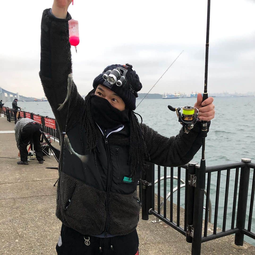 のインスタグラム：「夜、仲間からの突然の電話 「3時過ぎぐらいから釣りに行きません？」  キタッ‼︎ 嬉しい誘いだ！  仲間達と釣りのグループLINEで釣りに行きたい！って打っていたが… またこんなに早く行けるなんて最高だぜ！  しかも！ 今回は冠さんも一緒に行ける！  今回も車を出してもらい！ 仲間とドライブしながらの釣り！ 楽しい以外のナニモノでもない！  確かに寒い！ 寒かった！  …が、12月です！  寒い時期なんです！ 当たり前ですからね！ 人生で初めての寒さってのを経験するわけじゃね〜んだから防寒準備は当然、盤石ですよ！ww  いつだって！ 大物を狙う気ではありますよ！ でもね！ まぁ〜ぶっちゃけたら！ 俺の釣りの実力なんて、あってないようなもの！ さっぱといわれる小ちゃい魚を沢山釣れただけでも嬉しいものです！  これから！ もっともっと、いろいろ体感して、しっかり学んで腕上げてきますわ！  大人になってから始めたものは全部そう！ ボウリングも！ ダーツも！ 麻雀も！ ゴルフも！ ゲームだって！ みんな己で体感しながら、調べて、研究して、学んでヤッてきて、ドハマりしてきたから！  このパターンが一生続けられる俺のヤリ方なんですね〜！  #冠徹弥   #やべきょうすけ  年中夢中になれる新たな遊びに誘ってくれて、教えてくれて、付き合ってくれる仲間達に感謝やわ！  ホントありがとう！やで！  あぁ〜…楽しかった！ 早よ、また行きたいわ〜！ ٩̋(๑˃́ꇴ˂̀๑)」