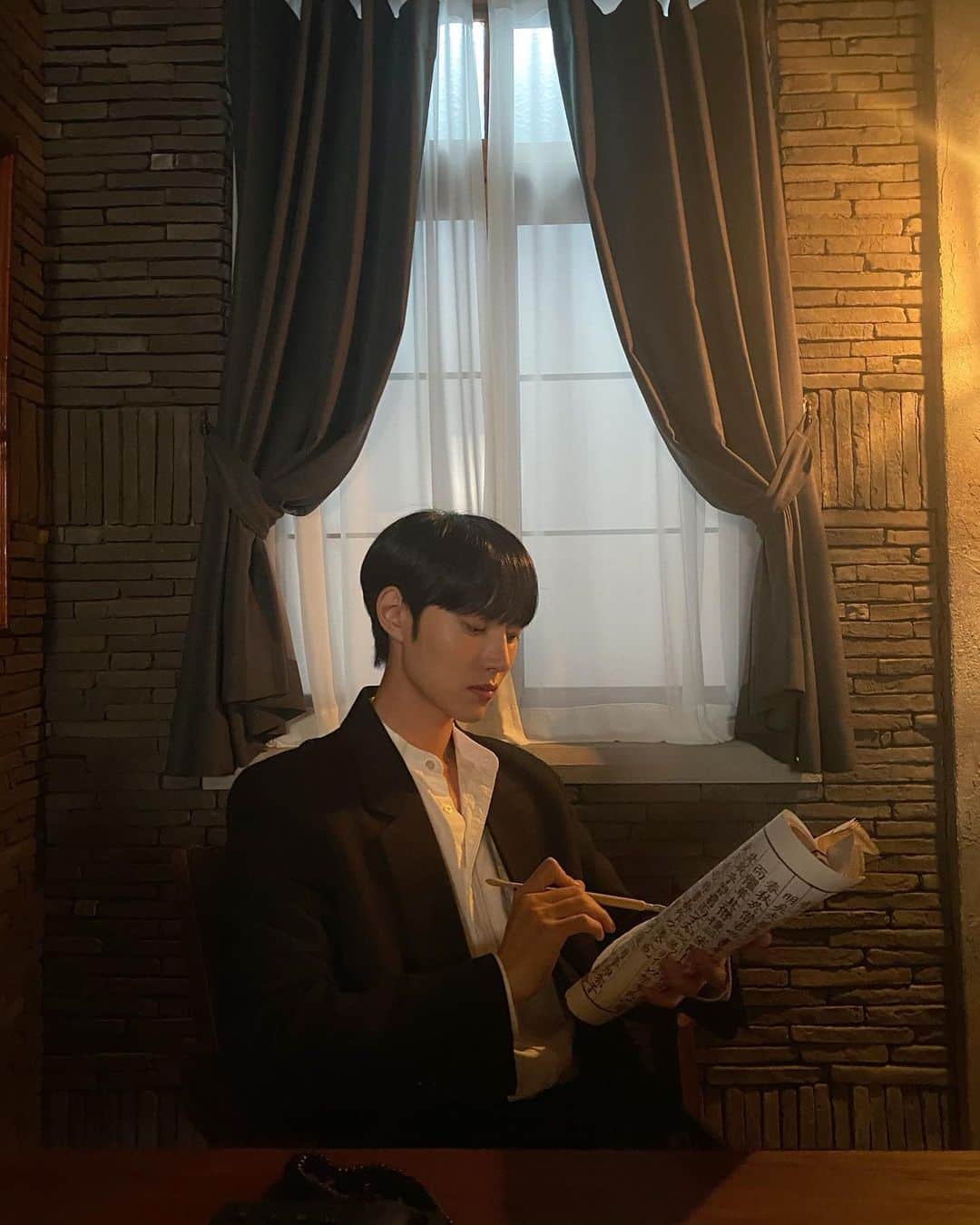 イ・ミンホさんのインスタグラム写真 - (イ・ミンホInstagram)「책 제목: 착하게 사는 법 #오늘밤마지막회 #구미호뎐 #이무기」12月3日 16時38分 - tae_rii_