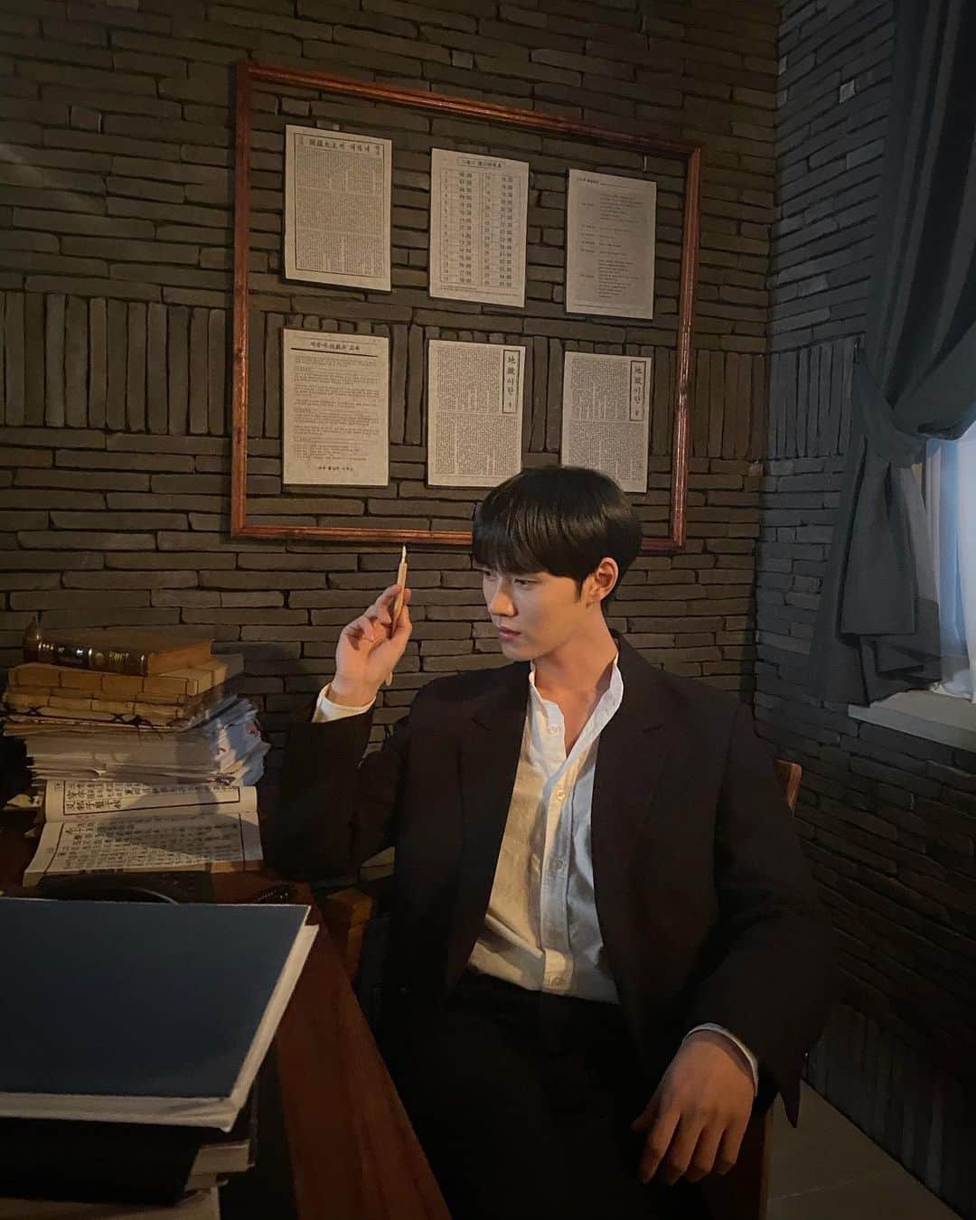 イ・ミンホさんのインスタグラム写真 - (イ・ミンホInstagram)「책 제목: 착하게 사는 법 #오늘밤마지막회 #구미호뎐 #이무기」12月3日 16時38分 - tae_rii_