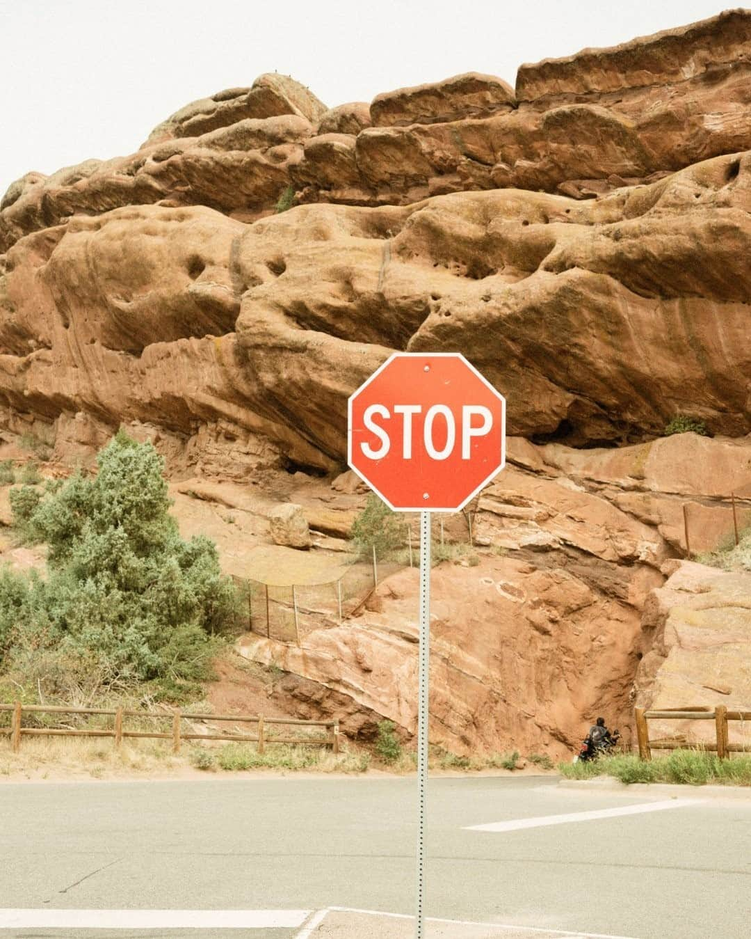 ナショナルジオグラフィックさんのインスタグラム写真 - (ナショナルジオグラフィックInstagram)「Photo by @ismailferdous / A stop sign of Red Rocks Park and Amphitheater, an open-air venue carved from rock outside Denver, Colorado.」12月3日 16時40分 - natgeo