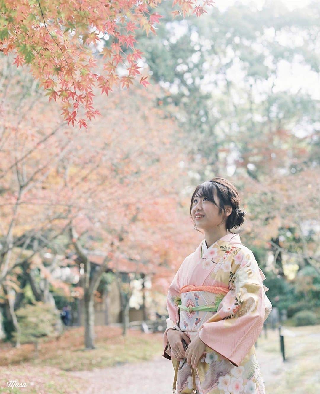 Masaさんのインスタグラム写真 - (MasaInstagram)「. . . ▶︎▶︎▶︎ Swipe . . 7月に着物を撮らせてもらった、えなちゃんの成人式前撮りをしてきました👘 . 成人式が中止になるところも出てきてるみたいで、これ以上コロナが深刻にならないことを願うばかりですね。 . . 撮影日 : 2020年11月29日 . #まさペン #エビプリ #pentax6x7 #バケペン #instagramjapan #igersjp #tokyocameraclub #team_jp_  #art_of_japan_ #photogenic_jp #GPW_members_only #good_portraits_world #film_jp #film #フィルム #film_com #filmcamera #filmphotography #portrait #ポートレート #photogram_archive #todays_blue_collection #team_jp_ #kyoto #京都 #長岡天満宮 #紅葉 #何気ない瞬間を残したい #jp_portrait部 #成人式 #成人式前撮り」12月3日 7時44分 - masa_nikonist