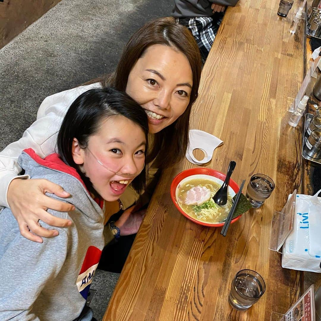 yukiさんのインスタグラム写真 - (yukiInstagram)「おはようございます。﻿ ﻿ 麺は細麺のバリカタ﻿ スープは最後まで飲み干しがち。﻿ ﻿ 留学していた時に、﻿ いきなり内戦が始まり﻿ まともにご飯が食べられなくなった経験から﻿ ホームステイ先のママに﻿ 「いつでもお腹を空かせてちゃダメよ」と﻿ 言われたことを未だ忠実に守ってます🙋🏻‍♀️﻿ ﻿ 明日何が起こるかわからないし﻿ 好きなものを食べる派です！🐷﻿ ﻿ #経験は財産になる﻿ #内戦経験したから何でもこい﻿ #スキーから学ぶ大切なこと﻿ #食べちゃいけないは拷問﻿ #食欲物欲ありあり﻿ #milka」12月3日 7時46分 - milkayuki