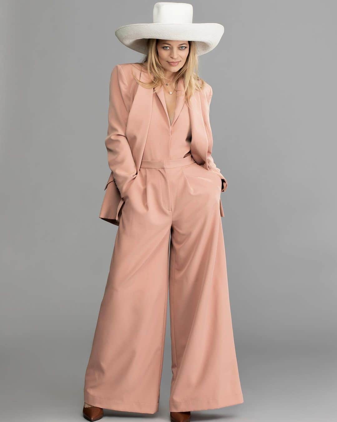 ハイディメリックのインスタグラム：「The beautiful @jerilryan for @gmaromagazine wearing the Zelda Blazer, Hera Bodysuit & Hemingway Trouser ✨  Photographer @hollyparkerphoto  Stylist @alexisbergens @celestineagency  MUA @irismoreaubeauty  Hair @grahamnation  Photo Assists @nelson.ha.ha @feridhasbun  Wearing @hmerrick @gladystamezmillinery  Studio @concept.photostudio」