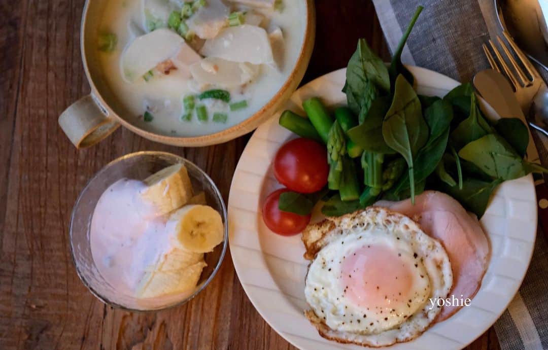 草間淑江さんのインスタグラム写真 - (草間淑江Instagram)「みなさまおはようございます！    １２月３日の朝です。  今朝は、パンとスープとサラダと果物＆ヨーグルト。  里芋とカブのスープ。  炒めて鶏スープ出汁と牛乳と塩こしょうで味つけました。  最後にチーズを入れてとろみを出して。  氷室豚のハムに目玉焼き。  パンは催事で購入した「もりもと」の贅沢生クリーム角食。  北海道産小麦と生乳をたっぷり。     焼いてバターをつけていただきましたがもっちりしていて美味しかったですよ。  食パン、いろいろ食べ比べしてます。  サラダとブルーベリーバナナヨーグルトでごちそうさまでした。  さて、昨日は雨降って寒かったですね。  今は止んでいてこの後晴れ予報。  今日もやること満載で今から気が急きますが。  皆様が素敵な１日になりますように♡     #朝食#早出の木曜日#パンとスープ#里芋とカブのミルクスープ#サラダ#食パン#もりもとのパン #贅沢生クリーム角食 #催事#温かいものをいただける幸せ #今朝も感謝して#ご馳走さまでした🙏」12月3日 7時51分 - yoshie_kusama