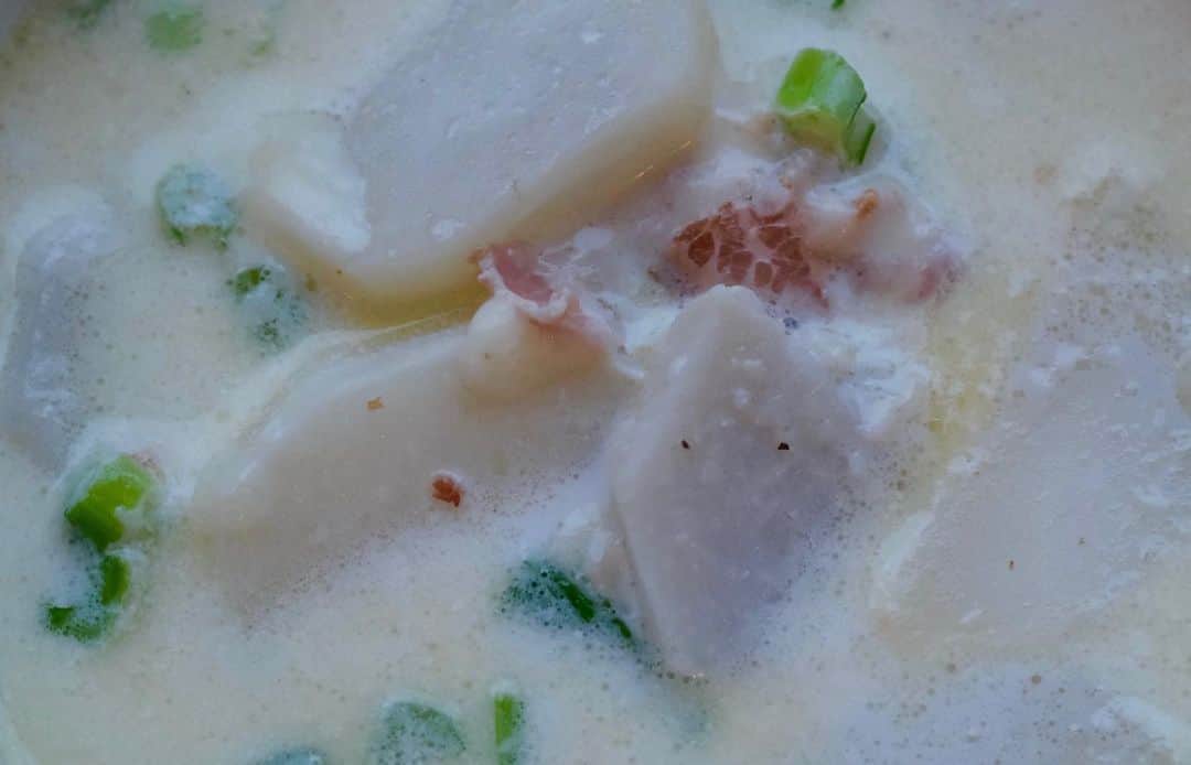 草間淑江さんのインスタグラム写真 - (草間淑江Instagram)「みなさまおはようございます！    １２月３日の朝です。  今朝は、パンとスープとサラダと果物＆ヨーグルト。  里芋とカブのスープ。  炒めて鶏スープ出汁と牛乳と塩こしょうで味つけました。  最後にチーズを入れてとろみを出して。  氷室豚のハムに目玉焼き。  パンは催事で購入した「もりもと」の贅沢生クリーム角食。  北海道産小麦と生乳をたっぷり。     焼いてバターをつけていただきましたがもっちりしていて美味しかったですよ。  食パン、いろいろ食べ比べしてます。  サラダとブルーベリーバナナヨーグルトでごちそうさまでした。  さて、昨日は雨降って寒かったですね。  今は止んでいてこの後晴れ予報。  今日もやること満載で今から気が急きますが。  皆様が素敵な１日になりますように♡     #朝食#早出の木曜日#パンとスープ#里芋とカブのミルクスープ#サラダ#食パン#もりもとのパン #贅沢生クリーム角食 #催事#温かいものをいただける幸せ #今朝も感謝して#ご馳走さまでした🙏」12月3日 7時51分 - yoshie_kusama