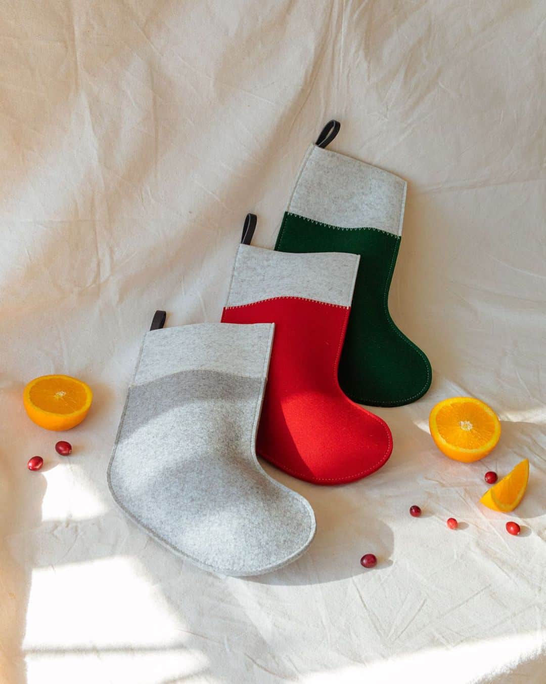 のインスタグラム：「December is here, and it’s time to deck the halls ✨ what’s your go-to holiday decor? Dried oranges or popcorn? Garland or tinsel? Silver or gold? Tell us in the comments 👇」