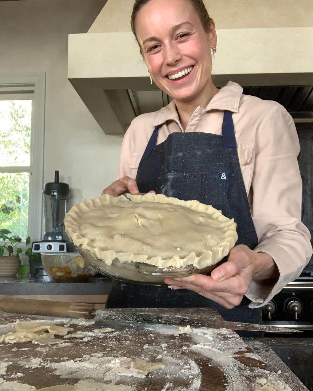ブリー・ラーソンのインスタグラム：「I did it?! 🥰 I baked a 🥧 with my wonderful grandma. It was such a great memory to learn how to make *the* PIE she makes for the Holidays. Watch us cooking together on YouTube and let me know if you try it out!」