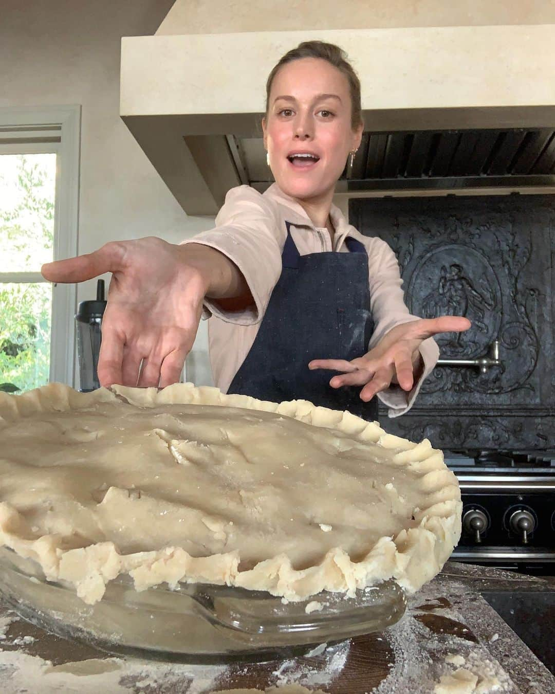 ブリー・ラーソンさんのインスタグラム写真 - (ブリー・ラーソンInstagram)「I did it?! 🥰 I baked a 🥧 with my wonderful grandma. It was such a great memory to learn how to make *the* PIE she makes for the Holidays. Watch us cooking together on YouTube and let me know if you try it out!」12月3日 8時06分 - brielarson