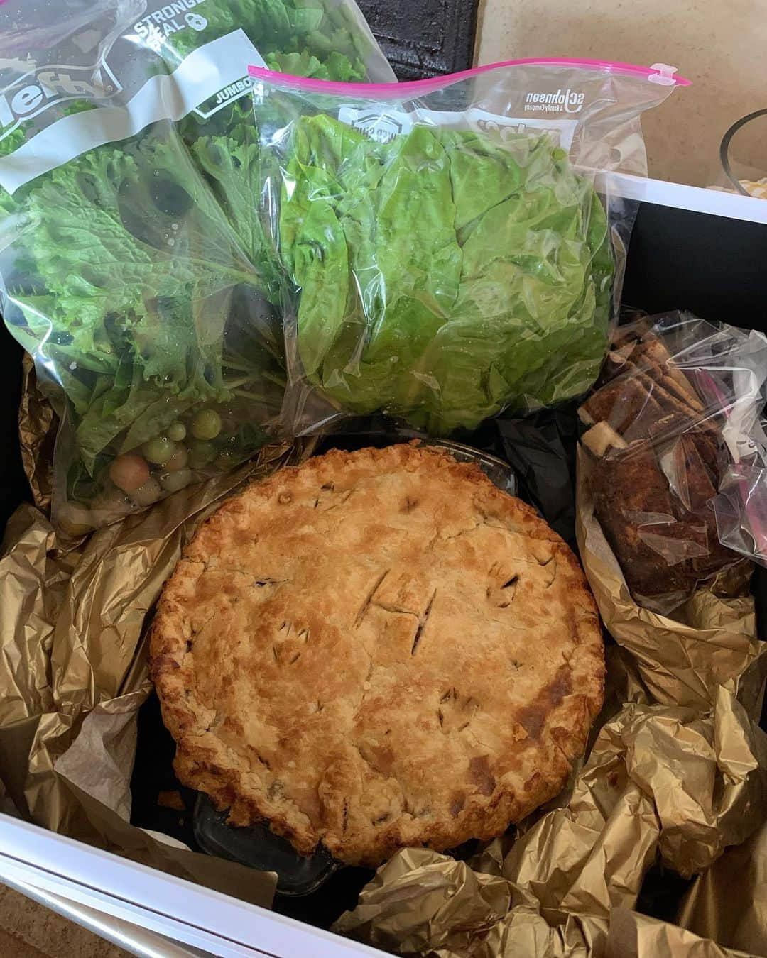 ブリー・ラーソンさんのインスタグラム写真 - (ブリー・ラーソンInstagram)「I did it?! 🥰 I baked a 🥧 with my wonderful grandma. It was such a great memory to learn how to make *the* PIE she makes for the Holidays. Watch us cooking together on YouTube and let me know if you try it out!」12月3日 8時06分 - brielarson