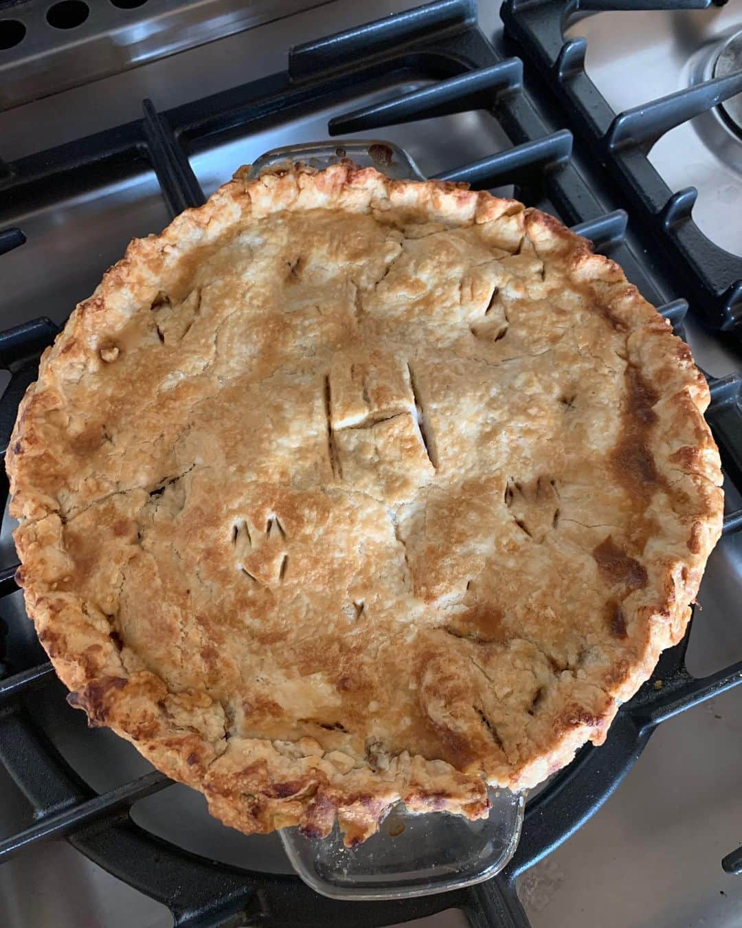 ブリー・ラーソンさんのインスタグラム写真 - (ブリー・ラーソンInstagram)「I did it?! 🥰 I baked a 🥧 with my wonderful grandma. It was such a great memory to learn how to make *the* PIE she makes for the Holidays. Watch us cooking together on YouTube and let me know if you try it out!」12月3日 8時06分 - brielarson