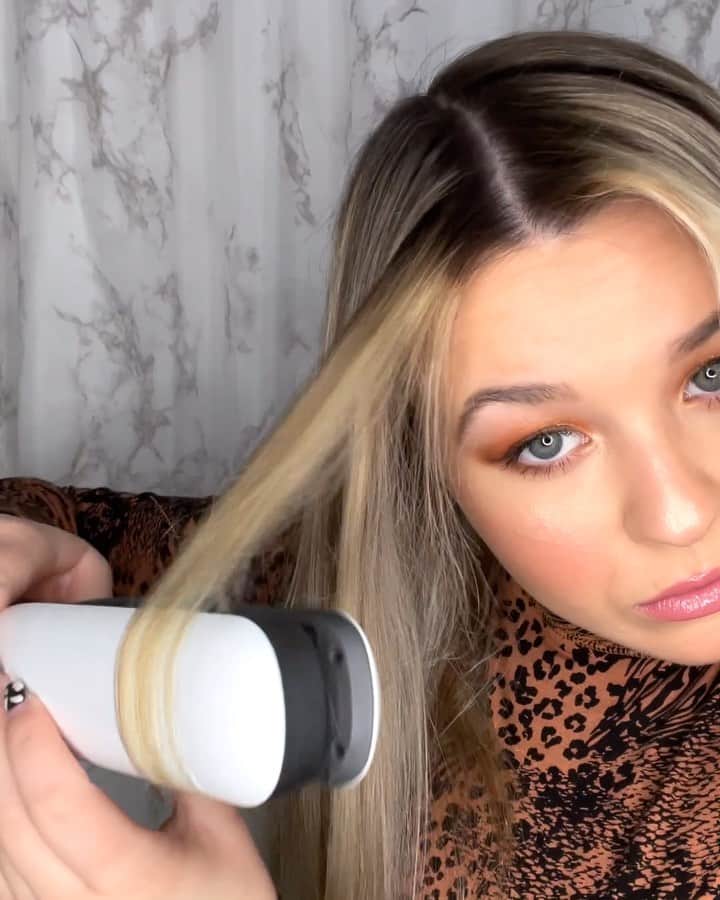 トーリ・ウェブスターのインスタグラム：「Using steam to style hair? Game-changing. 💁🏼‍♀️ This new Steampod 3.0 tool from L'Oreal Pro is the latest tech in hair tools, and let me tell you, it's unique and fabulous! 🤍✨  Steam hydrates the hair fibre, leaving hair with instant shine, softness and long-lasting frizz-control. The Steampod 3.0 is 2x faster, 2x smoother, and 78% less damage than a normal hair straightener! @lorealproeducationcanada is available to shop @chattershairsalon ❤️  #lorealpro #steampod #onepasschallenge #sharethechatter [AD]」