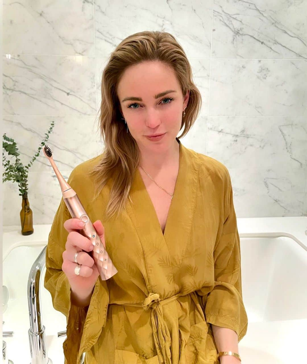 ケイティ・ロッツさんのインスタグラム写真 - (ケイティ・ロッツInstagram)「Thanks for my toothbrush @burstoralcare ! 🦷 Electric toothbrushes are so much better than a regular one, plus this one’s cute #brushburst」12月3日 8時00分 - caitylotz