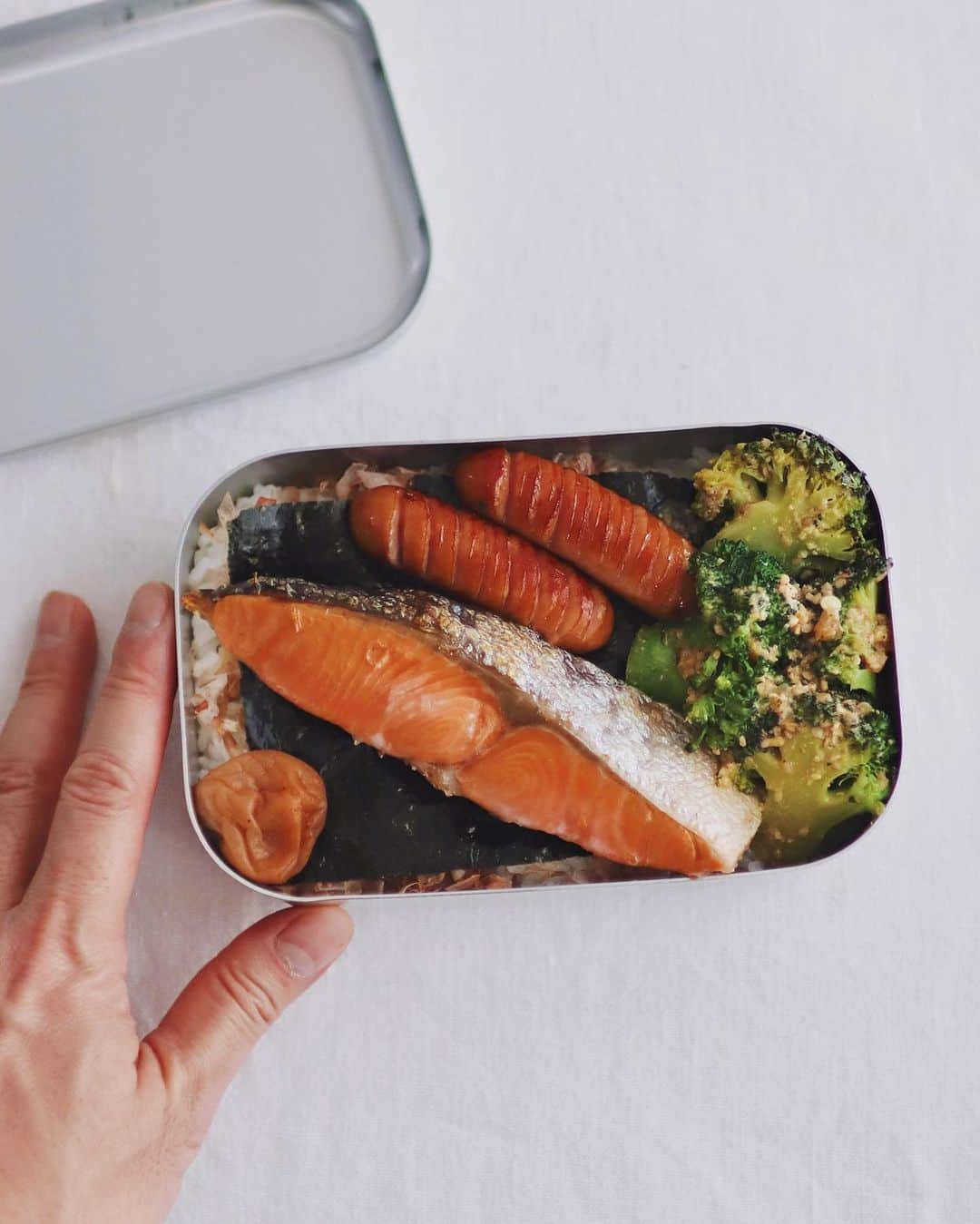 樋口正樹さんのインスタグラム写真 - (樋口正樹Instagram)「Bento . 朝ですけど海苔弁当。 焼き鮭、ウインナー、 ブロッコリ味噌炒め。 . 冬の朝はどうしても お布団から出られず なかなか起きれない。。 今朝はズボラですが フライパンで一緒に 鮭とウインナー焼き、 そのあとにそのまま ブロッコリー炒めて、 数分で詰めましたわ。 食べ終えるのも数分。 洗い物も少なく済み、 無事に間に合ったよ。 . . #のり弁当 #鮭弁当 #ウインナー弁当 #お弁当 #bento」12月3日 8時01分 - higuccini