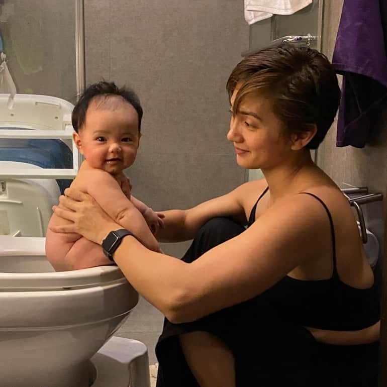 Iya Villaniaさんのインスタグラム写真 - (Iya VillaniaInstagram)「This baby girl has been waking up at 4:30am to go to the toilet 💩 then goes back down to sleep at 5:30am 😆 she normally just feeds back to sleep but when I noticed that she unlatches and starts to kick around, then I figured that must be the cue that she needs to go 💩 Have you guys tried sitting your baby on the toilet??? It’s crazy! You’ll be surprised! It’s almost so natural for them to poo in the toilet! It must be the pooping position 😆🤷🏻‍♀️ If you haven’t yet, take them when you know they normally poop 😆 like in the morning or before bath time 🚽 and then make it a routine! 😆#PottyTraining」12月3日 8時02分 - iyavillania