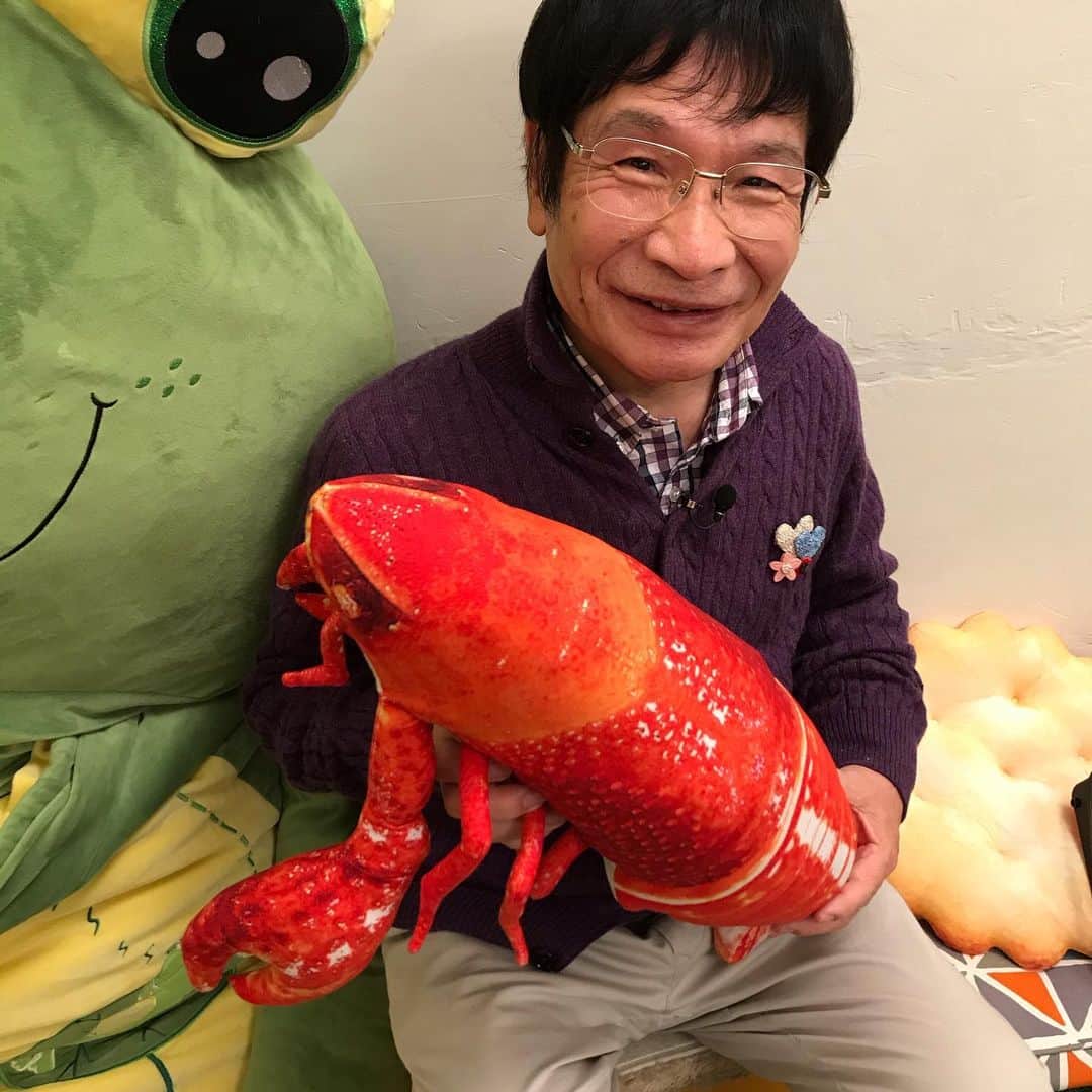 尾木直樹さんのインスタグラム写真 - (尾木直樹Instagram)「大っきなカエル🐸さんとザリガニ君と一緒に - #カエル🐸 #ザリガニ の#クッション #なかなか珍しい #日本橋カフェ #サニピク #tiktok #ライブ配信  #子どものいる風景 #子育て相談 #楽しかった😊#時間がなくて #コメント読めず #ごめんなさい🙏」12月3日 8時03分 - oginaoki_ogimama