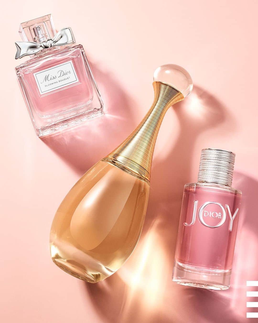 のインスタグラム：「One way to make the season brighter? A daily spritz of @diorparfums 🌟 Tag a friend to drop a hint about what’s at the top of your holiday wish list 😉 …  @diorparfums Miss Dior Blooming Bouquet  @diorparfums J'adore Eau de Parfum  Dior Joy by Dior」