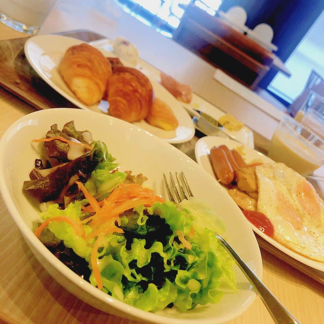 のインスタグラム：「おはようございます☀︎ ホテルの朝食が充実していてご機嫌です◡̈ きっと今日はいい日になる👍」