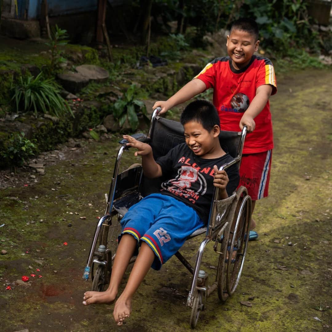 unicefさんのインスタグラム写真 - (unicefInstagram)「Kevin, 9, may have a visual impairment but that’s not stopping him from having the best time with his best friend Syaiful, who cannot freely move his lower body, in Indonesia.   On International Day of Persons with Disabilities, let's help ensure that one billion adults and children with disabilities have access to safe, stigma-free environments where all services are inclusive and every child feels empowered. #IDPWD  © UNICEF/UNI358816/Ijazah」12月3日 8時05分 - unicef