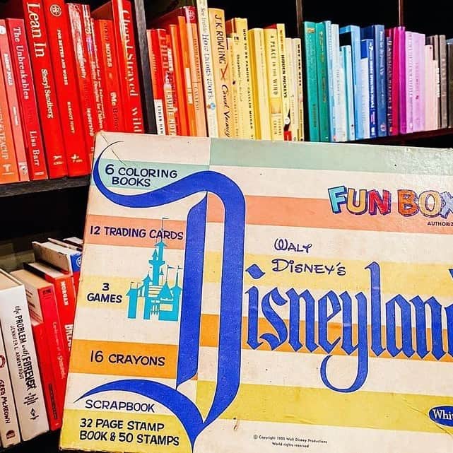 近藤麻理恵のインスタグラム：「I’m always excited to see what people discover while tidying. @j_to_the_aime found this box from her mother’s trip to @disneyland 65 years ago – what a treasure! Did you uncover anything while tidying? Comment below. ✨」
