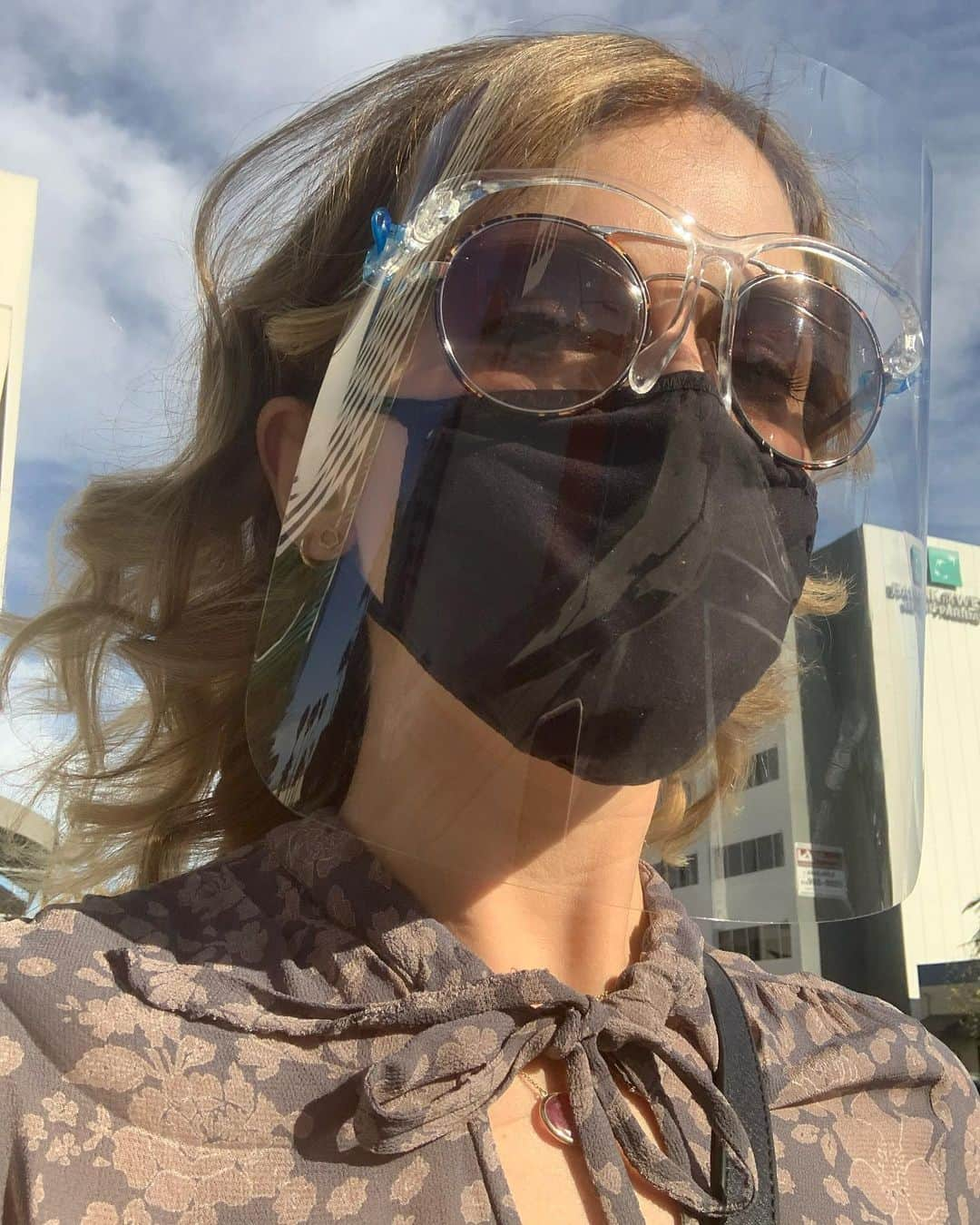 ローズ・マクアイヴァーさんのインスタグラム写真 - (ローズ・マクアイヴァーInstagram)「If selfies in masks are deemed virtue signaling then please, consider my virtue signaled. Signal your virtue too! Wear a damn mask! #virtue #signal #damn 😷」12月3日 8時15分 - imrosemciver