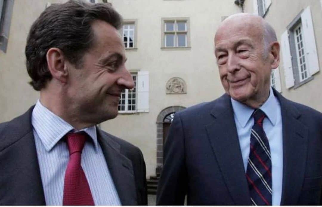 ニコラ・サルコジのインスタグラム：「J’apprends avec une grande tristesse la mort de Valéry Giscard d’Estaing qui aura toute sa vie œuvré au renforcement des liens entre les nations européennes, cherché et réussi à moderniser la vie politique, et consacré sa grande intelligence à l’analyse des problématiques internationales les plus complexes.  Il est un homme qui a fait honneur à la France, un homme pour qui j’ai éprouvé de l’admiration et avec qui j’ai toujours eu plaisir à débattre.  Carla et moi-même présentons à son épouse et à ses enfants l’expression de nos vœux émus.  Que Valéry Giscard d’Estaing repose désormais en paix aux côtés des ses parents et de sa chère fille disparue si cruellement.」