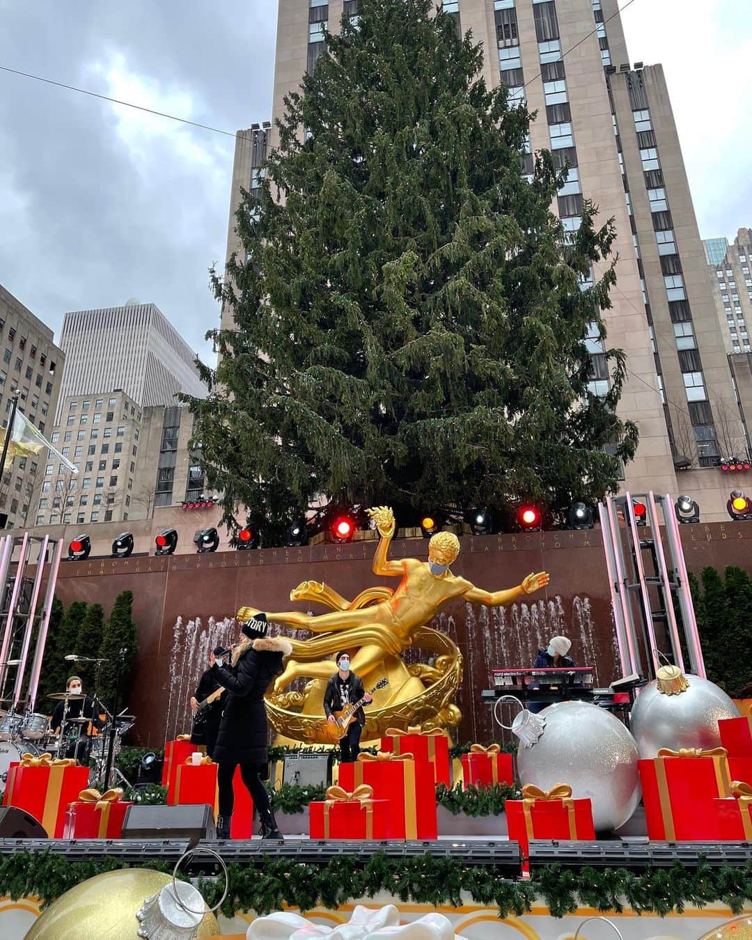 のインスタグラム：「tonight in nyc🎄✨performing live at #rockcenterxmas starting at 8/7c on @nbc !!」