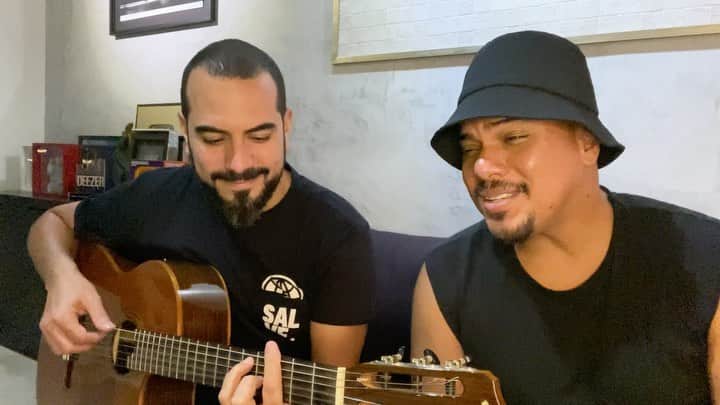 Sorriso Marotoのインスタグラム：「Soltando a voz pra homenagear ele, que carrega toda história, poesia e alegria. Ele que faz parte da nossa identidade, das nossas raízes. Todo dia, é dia! 🖤🥁 #DiaDoSamba」