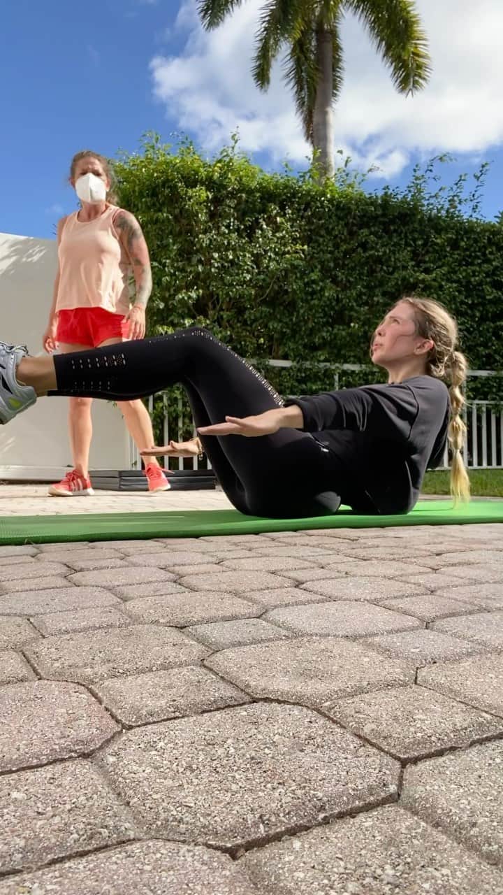 Sascha Barbozaのインスタグラム：「Les compartí este vídeo en las historias pero como se borra lo quiero dejar acá, porque siempre les comparto rutinas, con la mejor pose, súper concentrada y bajo control pero yo también me canso y me sacan la chicha ja ja esta era la parte final de la clase de boxeo, ya yo había hecho mis 50 minutos de cardio en la mañana, una hora de boxeo, esta era como la cuarta ronda de abdominales y ya yo estaba liquidada así que en lugar de mostrarles mi buena ejecución al principio quería mostrarles lo reventada que estaba al final en donde a uno se le olvida la postura, la clase, todo😂 .. Y eso nos pasa cuando nos empujamos más allá de la zona de comodidad, siempre hay que buscar cosas nuevas que nos reten, que nos cuesten, de esta manera podemos seguir avanzando👊🏼💪🏼」