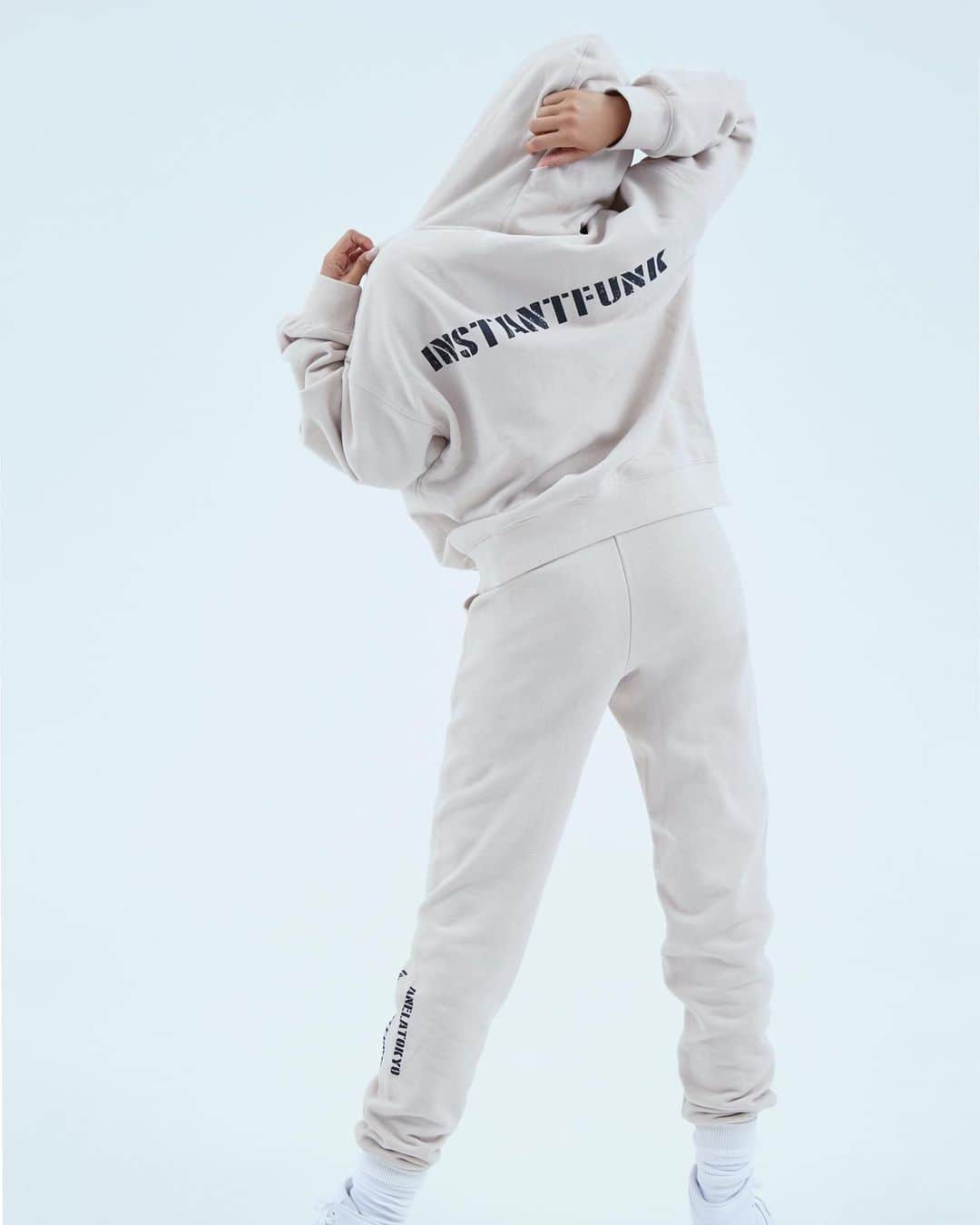 ANELA TOKYOさんのインスタグラム写真 - (ANELA TOKYOInstagram)「🅸🅽🆂🆃🅰🅽🆃🅵🆄🅽🅺×🅰🅽🅴🅻🅰🆃🅾🅺🆈🅾﻿ ついに12:00〜OrderStart🖤﻿ ﻿ ﻿ logo sweatshirt ✔️﻿ ﻿ logo hooded sweatshirt ✔️﻿ ﻿ Standard sweat pants ✔️﻿ ﻿ 【本日12/3(Thu)12:00~start.】﻿ BTS(バンタン)のジミン、BLACKPINKのリサ、ITZYのユナが愛用していたことで注目を浴びている韓国で大人気ブランド﻿ ﻿ INSTANTFUNKとANELATOKYOがコラボレーション‼‼‼‼﻿ ﻿ 今季流行カラーのベージュがANELATOKYOのみの限定カラーで発売‼﻿ ﻿ ここでしか買うことの出来ない数量限定アイテムとなります💕﻿ ﻿ #ANELATOKYO#instantfunk#collaboration﻿ #limited#beige#limitedcolor﻿ #コラボ#限定色#ANELA限定#数量限定﻿」12月3日 8時11分 - anelatokyo