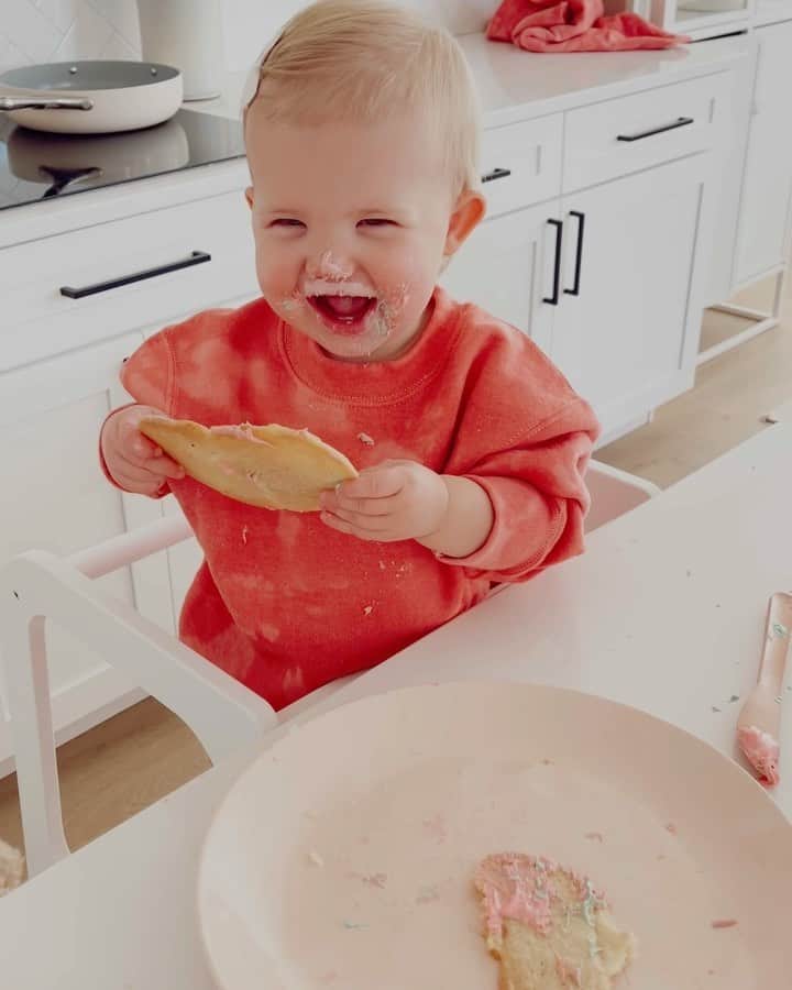 Aspyn Ovard Ferrisのインスタグラム：「Living my dream life being her mom ❤️🎄 She doesn’t care that I burned the cookies or that the cookie cutter shapes didn’t hold she just loves to spend time with me 🥺」