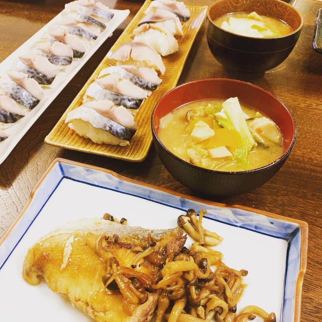 藤田大介さんのインスタグラム写真 - (藤田大介Instagram)「我が家は、僕が激務でない限り3食を作ります。日常の事なのであまり写真は撮りませんが、子供のためにも出来る限り、肉、肉と続かないように努めてます。 その時、思い浮かんだレシピで作る毎夕食。  ブリが美味しい季節になりました。 シメサバを握りにしてこの時期らしい食事を提供。 風邪にはみなさんお気をつけ下さい。 特に今年は、、、！  #寒ブリ　#シメサバ寿司 #ちゃんこ鍋  #共働き　#料理は愛情　#料理担当 #毎日撮影する前に食べ始める」12月3日 8時14分 - fujita.daisuke_ntv