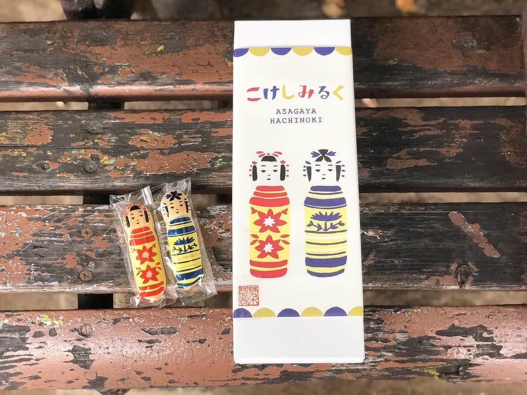 甲斐みのりさんのインスタグラム写真 - (甲斐みのりInstagram)「都営交通のPR誌『ふれあいの窓』での連載「都バスでめぐる 甲斐みのりの よりみち食日記」。 12月号では、「渋66」のバスへと乗車する前に、おみやげを。  都営地下鉄各駅（一部を除く。）、都バス営業所・ 支所、荒川電車営業所、日暮里・舎人ライナー等で配布、 毎月１日発行。 ぜひお手に取ってご覧ください。  #ふれあいの窓 #よりみち食日記 #都バス #乙女の東京 #東京ロマンチック案内 #菓子菓子菓子 #お菓子の包み紙いろいろ」12月3日 8時22分 - minori_loule