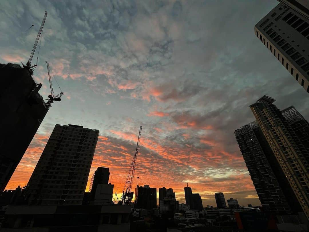 新井利佳のインスタグラム：「おはよう。 早安〜 #bangkok #bangkokstyle #bangkokthailand #sky_lovers #sky_collection #sunset #lifestyle #day  #日出 #曼谷 #美 #天空 #喜歡天空 #曼谷生活 #日常 #今空 #いまそら部 #空 #空好き  #バンコク  #sunset_sunrise_beautiful #バンコク生活 #朝焼けの空 #朝焼け」