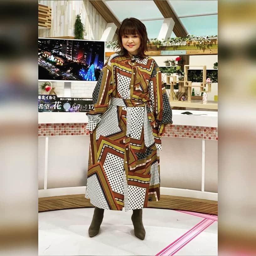 中澤裕子のインスタグラム：「・・  昨日の衣装  個性的なデザイン柄のone-piece。 いつも素敵なお洋服 ありがとうございます❤︎  one-piece #luca #衣装 #テレビ派」