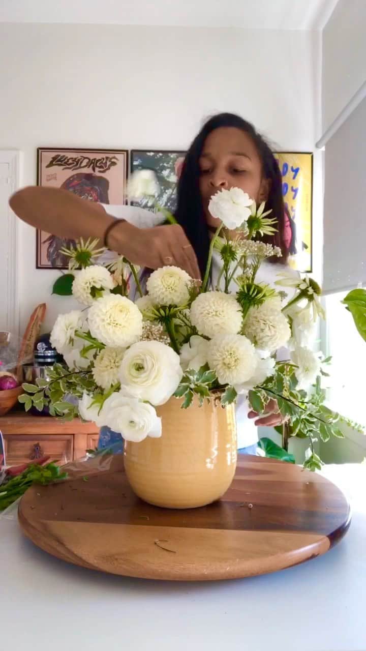 Grace Bonneyのインスタグラム：「I like to create flower arranging videos set to soothing music, like this one. ✨ Visit @biablooms IGTV if you’re looking for more videos to help quiet your mind. 💕 Hope hope you enjoy.   🎶Andantino in G Major - Carulli」