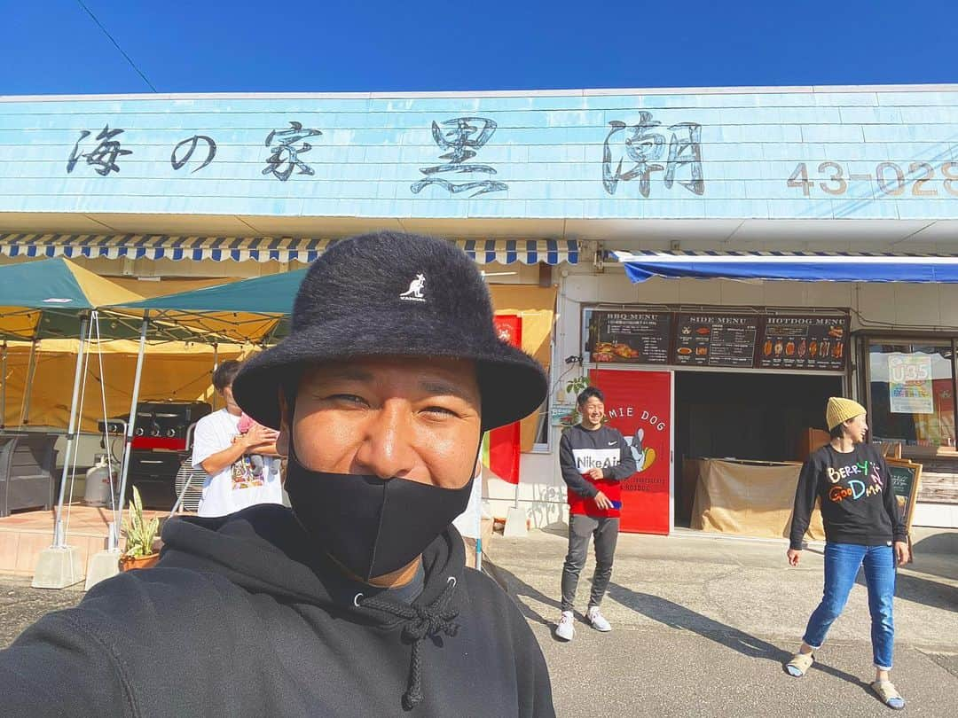 MOCAのインスタグラム：「. . ①年ぶりに帰ってきました🤲 . 宮崎県は延岡市の須美江🌈 . . 延岡学園時代の同級生 @tatsuobbq が営んでいる海の家が 世界最強なんです👏 . @sumiedog  . 今のご時世にはありがたい、 1日1組限定のバーベキューが楽しめます🥩 (肉博士の資格を持ってる変態) . . 弟子の @egeg428 もナイスガイ😬🙌 . . 奥様との間に可愛いお子さんも生まれて 最高にアットホームな場所です🏕 . . 今日もゆったり楽しみたいと思います🏝 . . #GoodVanLife  #グッドバンライフ #須美江 #須美江海水浴場  #MOCAMP #モキャンプ #キャンプ #ハイエース #ハイエースカスタム #バンライフ #ベリーグッドマン .  .」