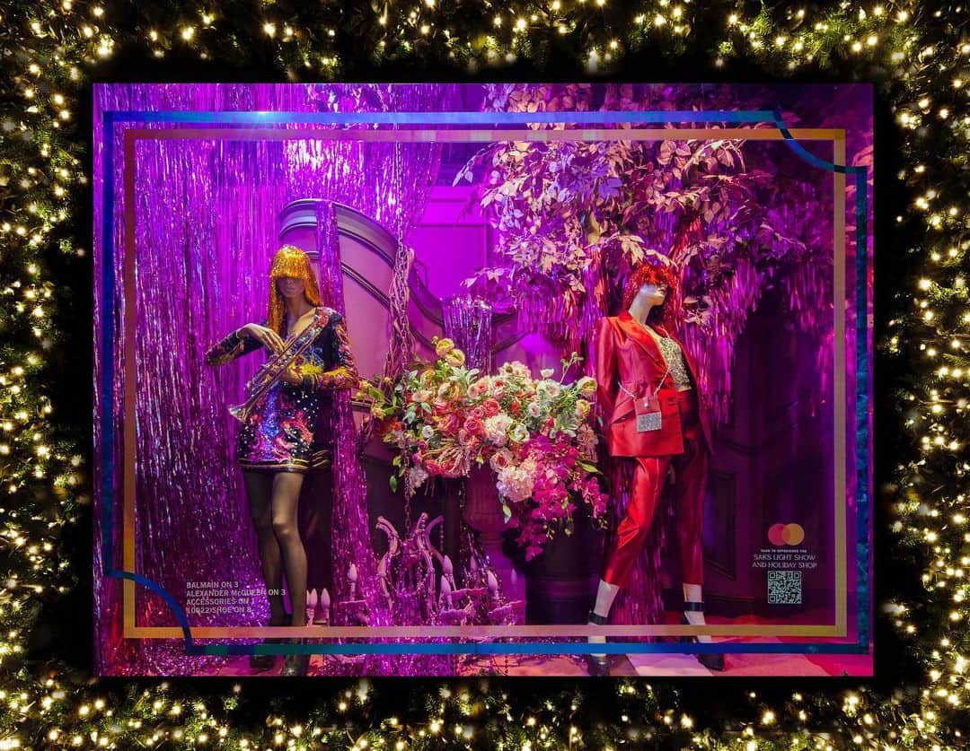 Saks Fifth Avenueさんのインスタグラム写真 - (Saks Fifth AvenueInstagram)「This Is How We Celebrate: This year our windows are dedicated to the only-in-New York ways we celebrate the holidays. As we shine a light on holiday traditions—both old and new—we want to know… How do you celebrate? #SaksHoliday」12月3日 8時53分 - saks