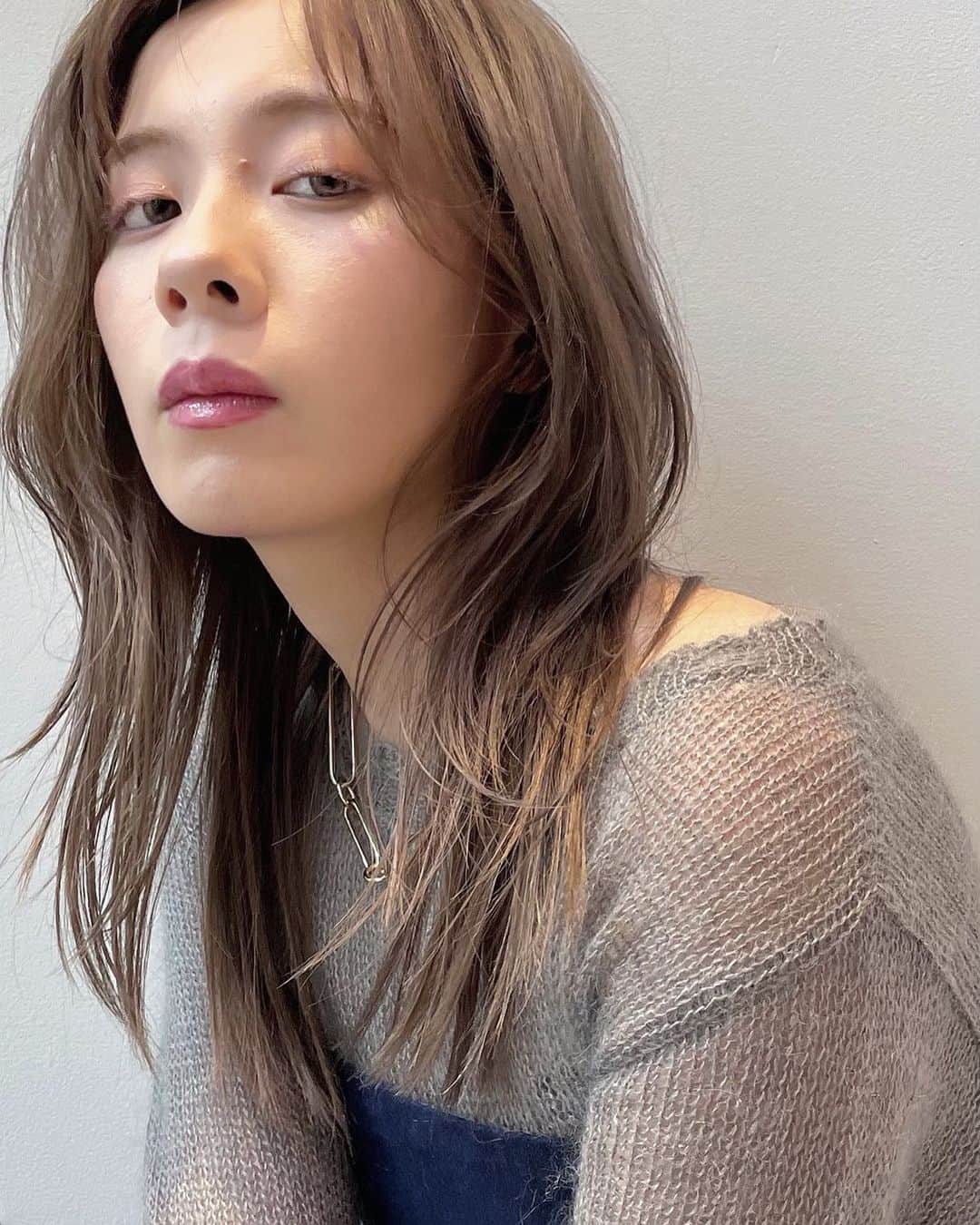 diptyMOILA diptyMOILA のインスタグラム：「milk tea beige﻿  顔まわりにだけ入れたニュアンスのカール﻿ ﻿ ラフなやわらかさとクールな感じが混ざって﻿ かわいらしくて色っぽい🤎﻿ ﻿ ハイトーンカラーもダメージ感のない﻿ 大人のつや髪にメンテナンスさせていただきます✨﻿ #ノンダメージサロン」