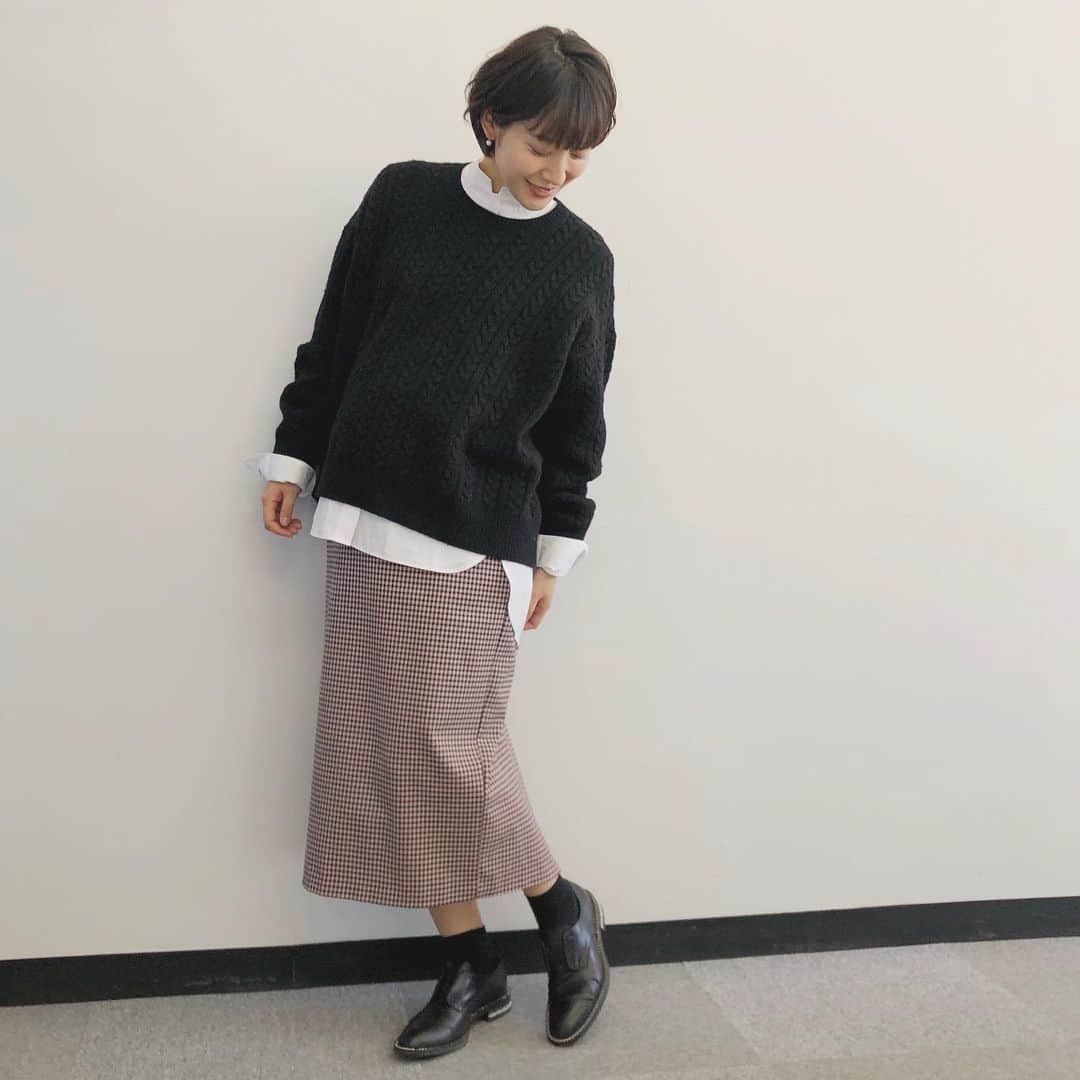 吉田明世さんのインスタグラム写真 - (吉田明世Instagram)「🌞☁️🌞☁️ おはようございます！昨日は水曜日のダウンタウンありがとうございました♡  👕👖👕👖  UNIQLO✖︎JILSANDER この前着ていたシャツと同じように見えて、ちょっぴり違うデザインなのです。 スカートは今年ZARAで購入したもの。ストレッチ素材なのでまだまだいける！出産までにたくさん着ます😁 セーターは去年ebureで買ったセール品✌︎靴はかれこれ3〜4年選手です👞  knit @ebure_official  shirt @uniqlo_jp  skirt @zara  shoes @givenchyofficial   3枚目* 一目惚れだったONE PIECE @blamink.collection  boots @maisonvalentino   #uniqlo #plusj #jilsander #ebure #zara #givenchy  #blamink #valentino #maternity #マタニティ #マタニティコーデ #妊婦コーデ #妊婦 #お出かけの時は頑張るけど #家では1日ボサボサ頭でパジャマタイプ #ズボラです」12月3日 8時54分 - akiyo0414