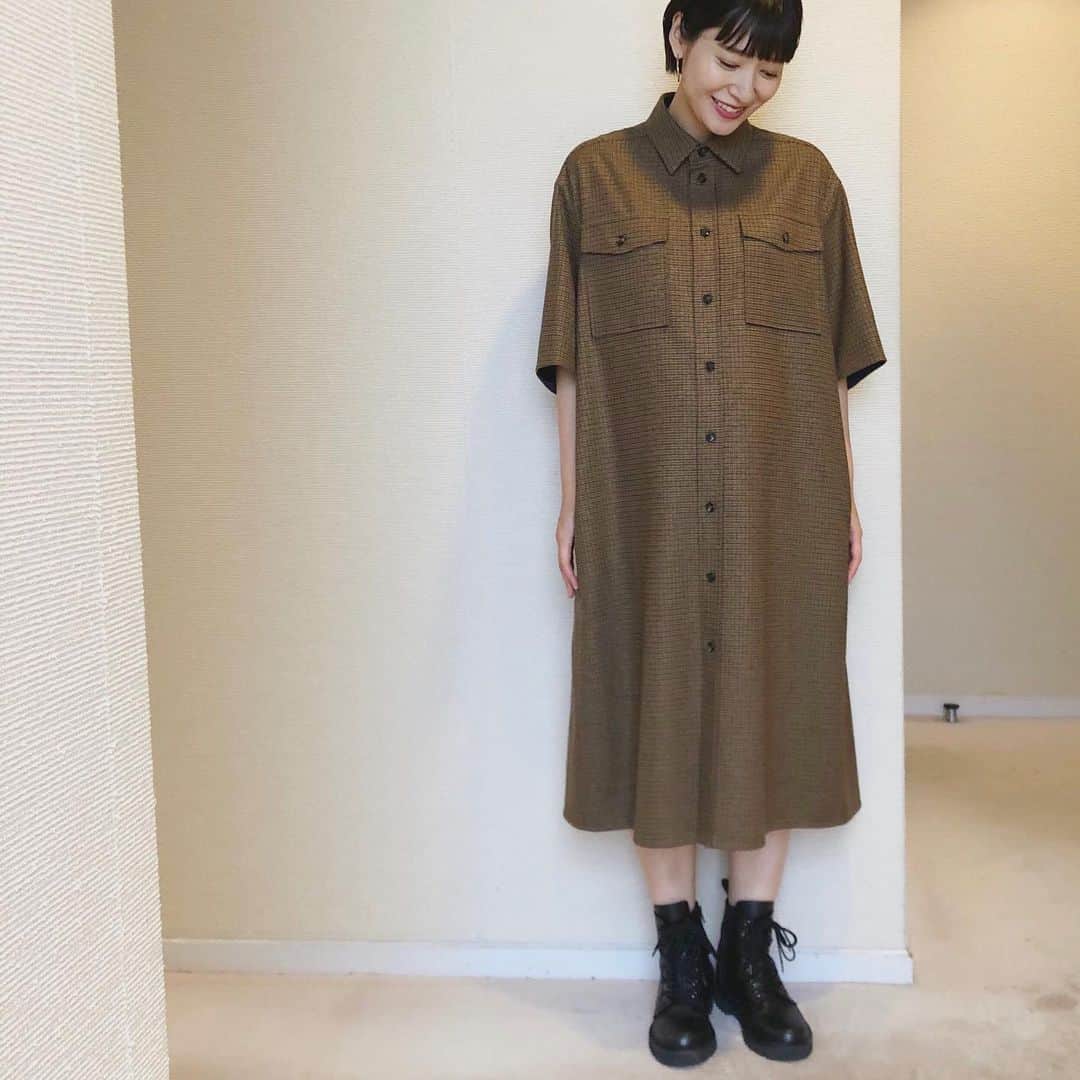 吉田明世さんのインスタグラム写真 - (吉田明世Instagram)「🌞☁️🌞☁️ おはようございます！昨日は水曜日のダウンタウンありがとうございました♡  👕👖👕👖  UNIQLO✖︎JILSANDER この前着ていたシャツと同じように見えて、ちょっぴり違うデザインなのです。 スカートは今年ZARAで購入したもの。ストレッチ素材なのでまだまだいける！出産までにたくさん着ます😁 セーターは去年ebureで買ったセール品✌︎靴はかれこれ3〜4年選手です👞  knit @ebure_official  shirt @uniqlo_jp  skirt @zara  shoes @givenchyofficial   3枚目* 一目惚れだったONE PIECE @blamink.collection  boots @maisonvalentino   #uniqlo #plusj #jilsander #ebure #zara #givenchy  #blamink #valentino #maternity #マタニティ #マタニティコーデ #妊婦コーデ #妊婦 #お出かけの時は頑張るけど #家では1日ボサボサ頭でパジャマタイプ #ズボラです」12月3日 8時54分 - akiyo0414