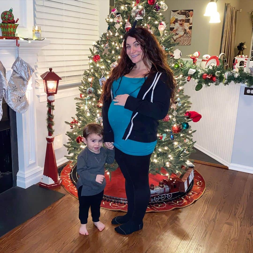 ディーナ・ニコール・コルテーゼのインスタグラム：「With my boys 💙💙 mama popped lol 😂 #18weeks4days」