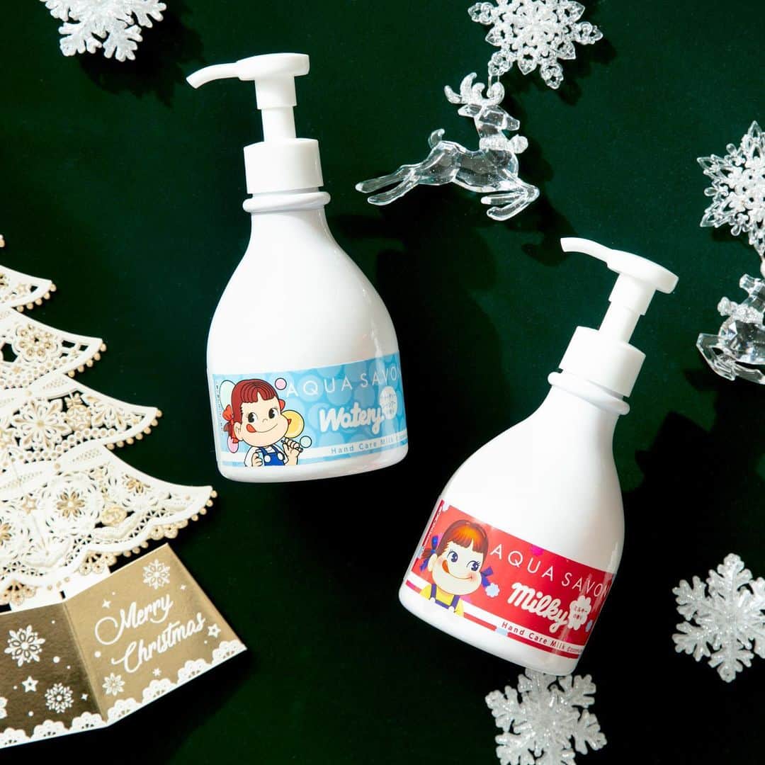 のインスタグラム：「アクア シャボン×ペコちゃんのハンドケアミルクが新登場🍬﻿ 気になる香りは、アクア シャボン人気No.1のウォータリーシャンプーの香りとミルキーの香りの２種✨﻿ アルコール消毒などでカサつきがちな手肌をミルクで優しく保湿ケアしてあげてね😊﻿ ﻿ ■アクアシャボン ペコちゃん ハンドケアミルク ミルキー ﻿の香り　230mL 1,300円(税抜）﻿ ﻿ ■アクアシャボン ペコちゃん ハンドケアミルク ウォータリーシャンプーの香り　230mL 1,300円(税抜）﻿ ﻿ ﻿ ﻿ #香水 #アクアシャボン #不二家 #フレグランス #香りのある暮らし #プレゼント #aquasavon #コスメ #オードトワレ #fragrance #香り好きな人と繋がりたい #ペコちゃん #美容 #ミルキーの香り #ウォータリーシャンプーの香り #保湿 #ボディクリーム #ハンドクリーム　#いい香り　#クリスマス #香り　#コラボ #コラボアイテム #新商品　#NEW　#ハンドケア #乾燥﻿」