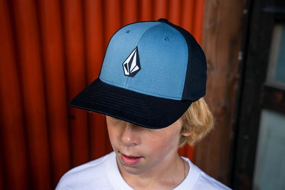 ボルコムのインスタグラム：「If the kids need a hat, you know where they're at! 👉  vol.cm/boys 👈」