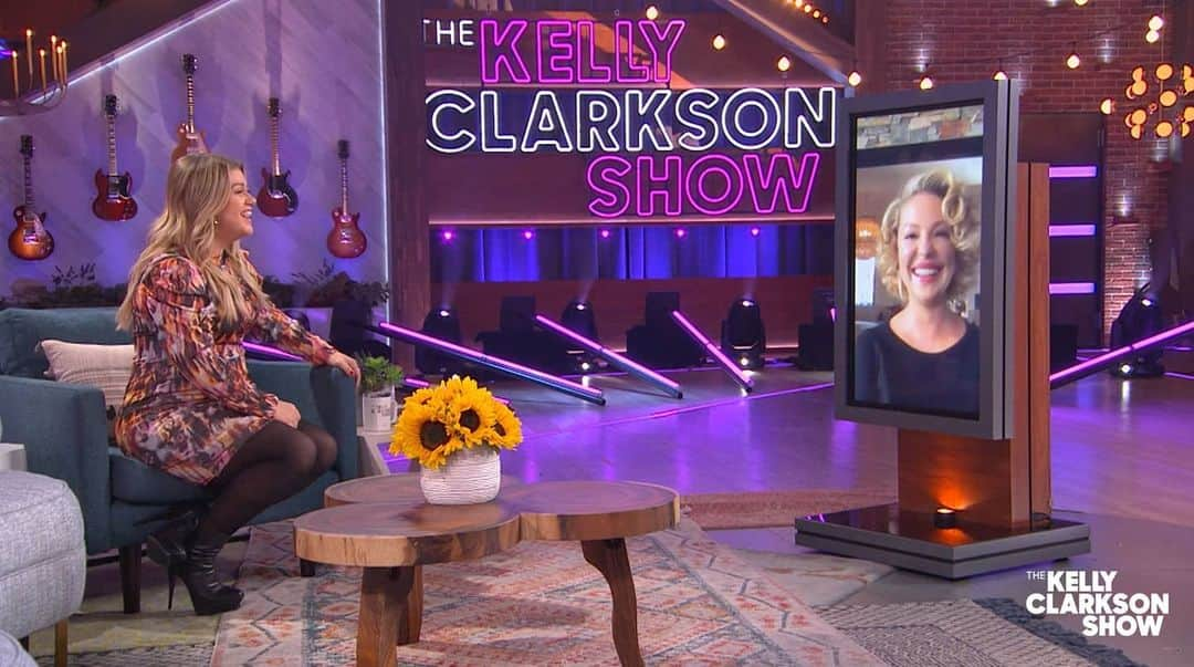 キャサリン・ハイグルさんのインスタグラム写真 - (キャサリン・ハイグルInstagram)「Wish I could've been there in person @kellyclarkson but I loved our virtual chat. Catch me on the @kellyclarksonshow tomorrow everyone and I'll also have some exciting Firefly Lane news to share! Be sure to tune in. ❤ #kellyclarksonshow #FireflyLane」12月3日 9時10分 - katherineheigl