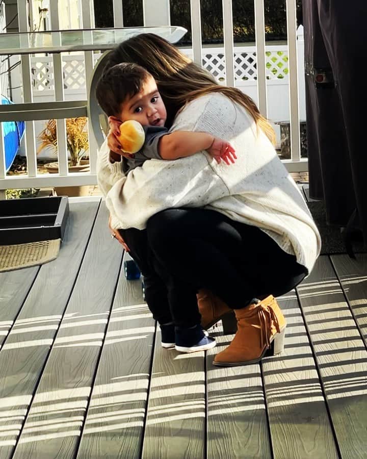ニコール・ ポリッツィのインスタグラム：「Mawma’s got you, Always ‼️  ( I forced him to hug me 🤷🏽‍♀️ ) #momlife」