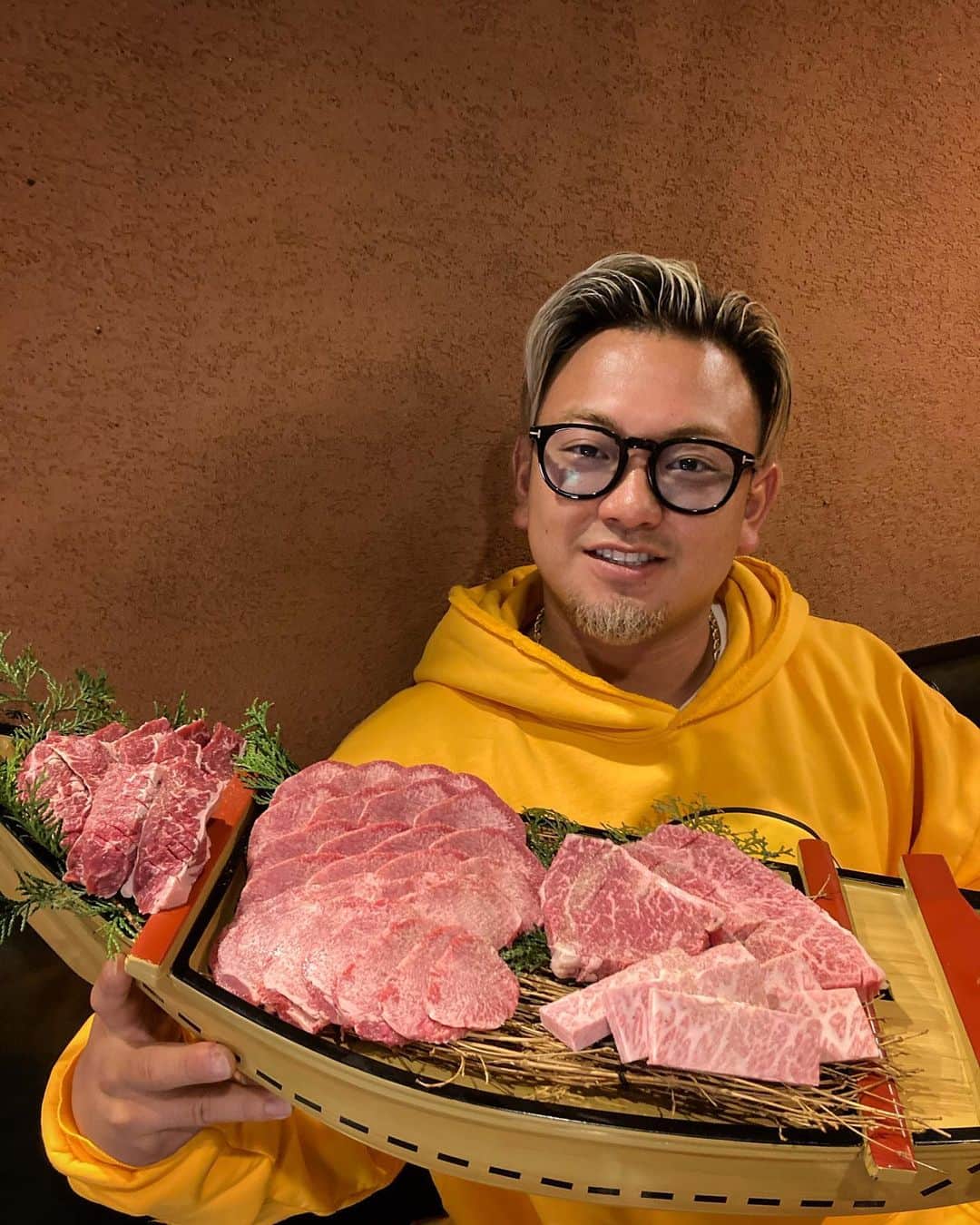 大西宏明のインスタグラム：「「大西さん お店大丈夫ですか？💦」 って心配してくれて 大阪に帰ってきてすぐに顔出しに来てくれた優しいスーパースター後輩😍  友哉❗️いつも有難う🤗  #森友哉  #埼玉西武ライオンズ  #キャッチャー #天才バッター #プロ野球選手 #プロ野球 #baseballplayer  #野球好きな人と繋がりたい  #niceday  #見た目 #ヤンチャ #心は #熱くて優しい #スーパースター #後輩 #いつも有難う #焼肉 #笑ぎゅう #大阪グルメ #肉スタグラム  #焼肉好きな人と繋がりたい  #肉 #飲食店がんばろう  #smile #ほなっ！！」