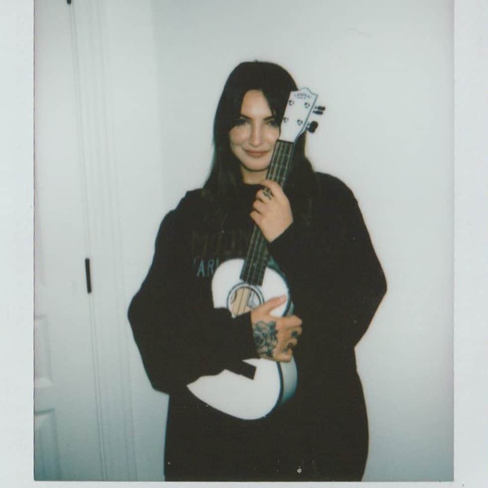 Julia Michaelsのインスタグラム：「As most of you know, the ukulele is one of my favorite instruments to play on tour :) y’all know why. Last year I got the opportunity to make my own and NOWWW I’m giving you the chance to win one of your own with a lil doodle from moi. Save Lie Like This to your Spotify playlist for your chance to win. 🙃 Entry link in bio」
