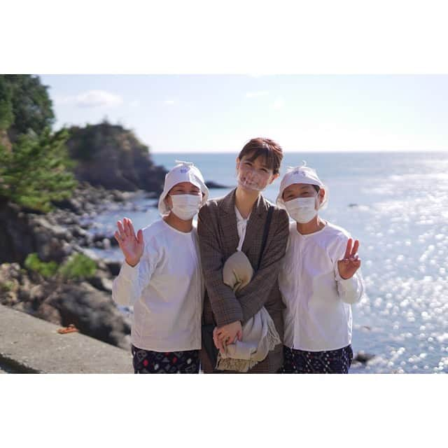 三島ゆかりさんのインスタグラム写真 - (三島ゆかりInstagram)「海女さんと海をバックに記念撮影📷🍎😆 20歳で嫁いだ際に、嫁入り道具にウェットスーツが入っていたそうです😳💖 そこからもう40年以上海に潜り続けているんだとか🌊 海女さんってめちゃくちゃ息止めが長いのかと思ってたんですが、1回で1分とか1分半くらいだそうで、それを50回以上繰り返し潜るんですって💦 最初はどれが岩でどれが貝か見分けがつかないけど、誰も教えてくれない、経験を重ねてどの辺りにいるかわかるようになるって言ってました👀 すごいとしか言い表せないですよね👏✨ 美味しい海の幸をたくさん取ってきてくれてありがとうです❤️❤️ #海女さん #相差かまど #海鮮 #網焼き #美味しかった #ありがとうございました #ごちそうさまでした #無形文化遺産 #素晴らしい #伊勢 #三重 #グルメ #三島ゆかり #ゆかりんご #ロケ #リポーター #instagood #instalike #instapic #instajapan #instafollow」12月3日 9時48分 - apple340