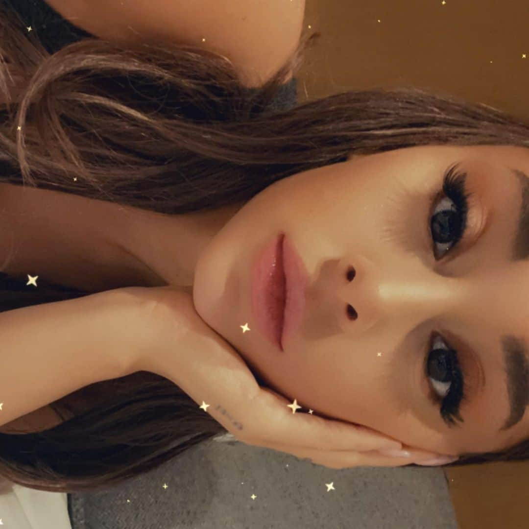 アリアナ・グランデさんのインスタグラム写真 - (アリアナ・グランデInstagram)「some life stuff :)」12月3日 9時49分 - arianagrande